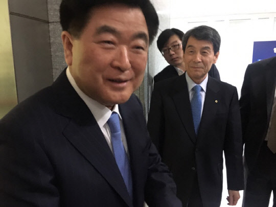 권오갑 현대중공업지주 부회장(왼쪽)과 이동걸 KDB산업은행 회장(오른쪽)이 8일 서울 여의도 산업은행에서 열린 대우조선해양 민영화 본계약 체결 이후 기자들과 만나 대화하고 있는 모습. <김양혁 기자>